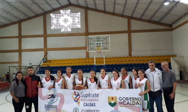 El equipo prejuvenil femenino de baloncesto de la Escuela Normal Superior Claudina Munera de #Aguadas,