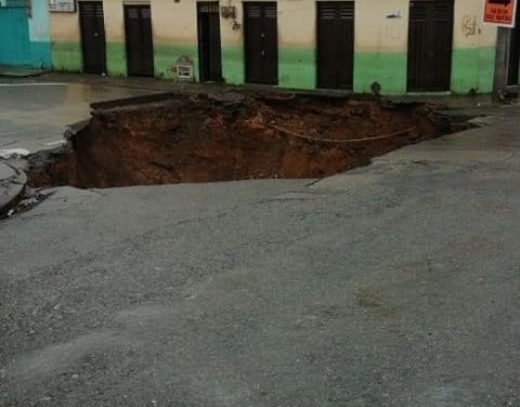 EMPOCALDAS TRABAJA PARA MEJORAR LA ESTRUCTURA DEL ALCANTARILLADO EN ZONA DE RIOSUCIO QUE COLAPSÓ. ORDEN DE DESALOJO SE MANTIENE PARA LOS AFECTADOS MIENTRAS ENTIDADES MUNICIPALES SE ENCARGAN DE CANALIZAR LAS AGUAS