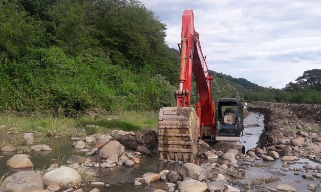 CON RETROEXCAVADORAS Y OTROS EQUIPOS, LA SECRETARÍA DE INFRAESTRUCTURA Y LA JEFATURA DE GESTIÓN DEL RIESGO CAMBIAN EL CAUCE DEL RÍO SUPÍA, QUE MANTIENE EN PELIGRO A ESTA POBLACIÓN