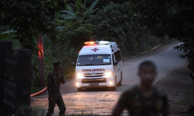 Tailandia: Cinco jóvenes permanecen en la cueva y serán evacuados el martes