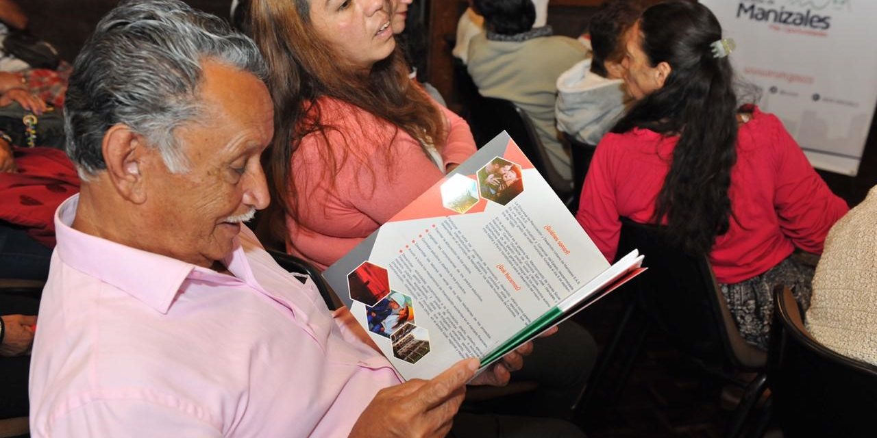 Erum y el alcalde de Manizales hacen entrega de 72 escrituras a familias que habitan los apartamentos de la UEU2 de la Avanzada