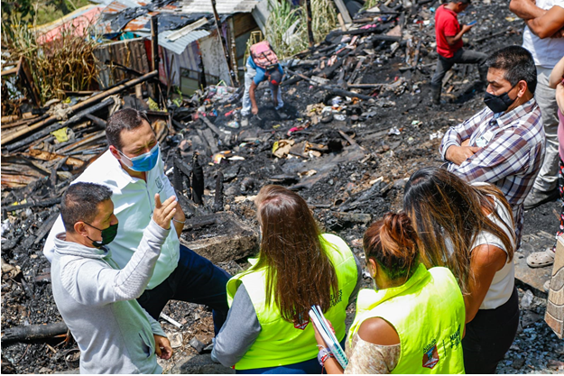 Alcalde Carlos Mario Marín Correa acompañó a las familias damnificadas por el incendio de anoche en el barrio Campamento